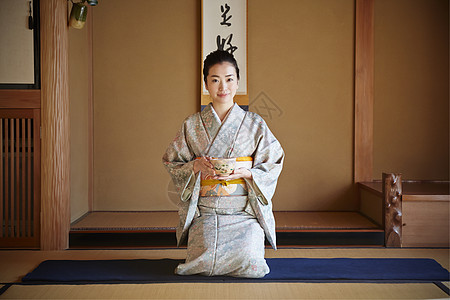 日式服装享受茶道的妇女图片