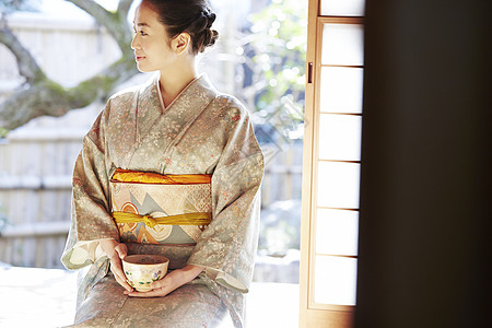 日本茶日式风格女士享受茶道的妇女图片