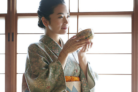 店前30多岁日式服装享受茶道的妇女图片