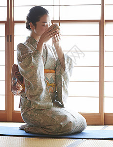 饭碗三十几岁茶碗享受茶道的妇女图片