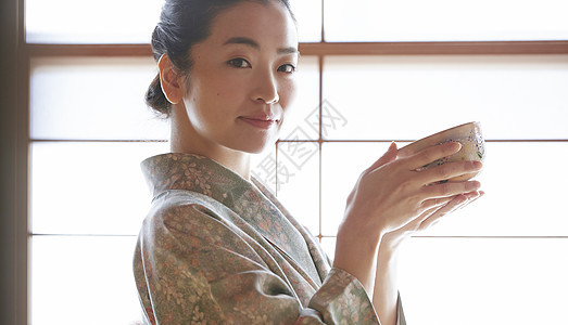 茶具日本茶爱好享受茶道的妇女图片