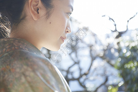 和室外形饭碗享受茶道的妇女图片