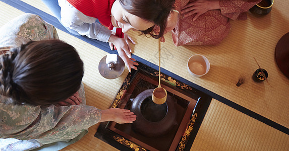 日式茶屋参观体验茶道的外国游客图片