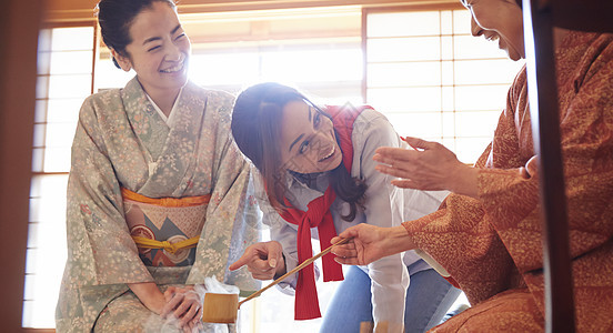 日式茶屋参观体验茶道的外国游客图片