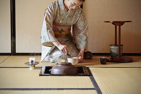 教室女人茶拂享受茶道的妇女图片