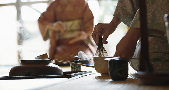 女士演示茶道图片