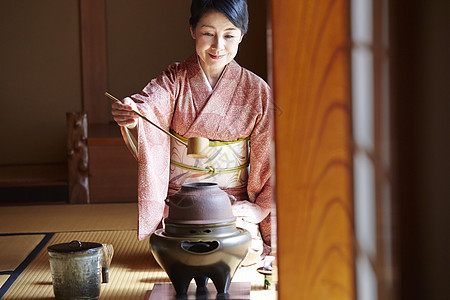 享受茶道的妇女图片