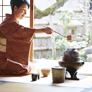 享受茶道的妇女图片