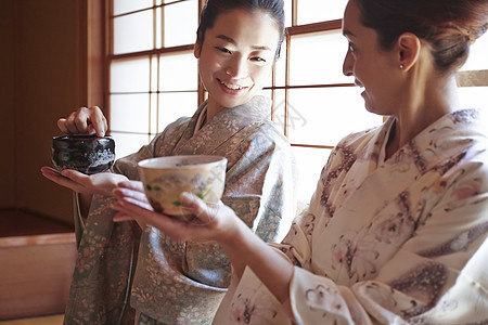 穿和服体验茶道的两名年轻女性图片