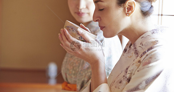 穿和服体验茶道的两名年轻女性图片