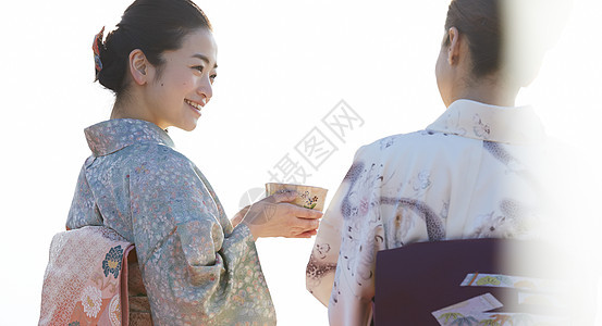 穿和服体验茶道的两名年轻女性图片