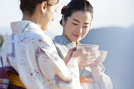 穿和服体验茶道的两名年轻女性图片