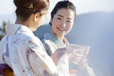 穿和服体验茶道的两名年轻女性图片