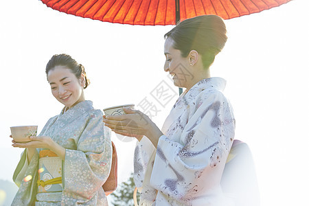 穿和服体验茶道的两名年轻女性图片