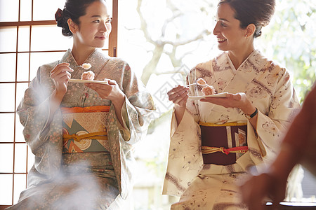 穿和服体验茶道的两名年轻女性图片