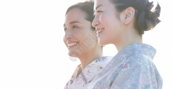 穿着和服爱好茶具的女人和外国女人图片