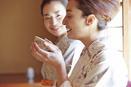 体验茶道的外国游客图片