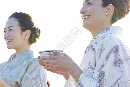 穿着和服爱好茶具的女人和外国女人图片