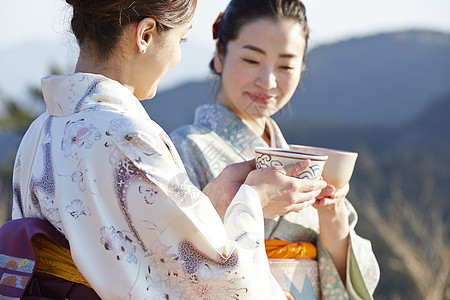 穿着和服爱好茶具的女人和外国女人图片