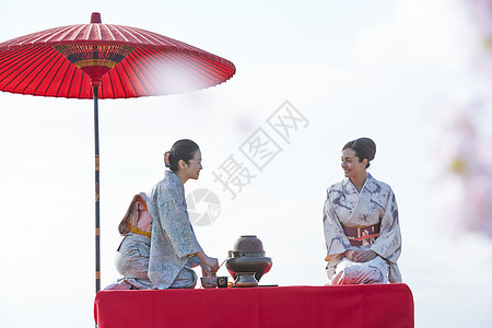 穿着和服爱好茶具的女人和外国女人图片