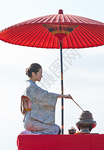 户外好客喜欢茶道的女人图片