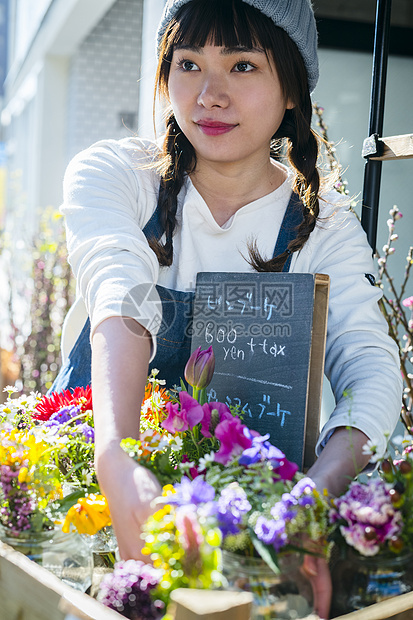 欢快开花店的女老板图片