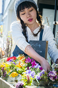 户外年轻美丽花店的女老板图片