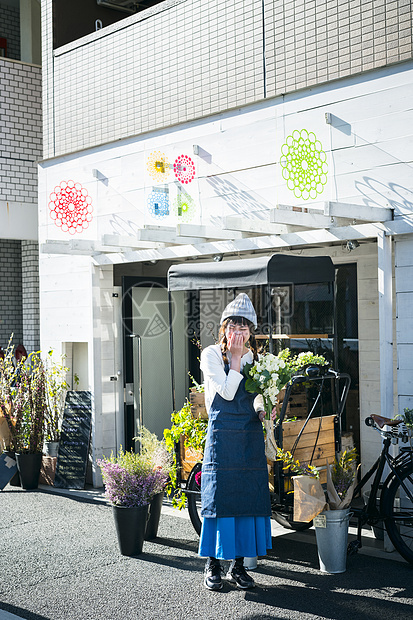 年轻美丽花店的女老板图片