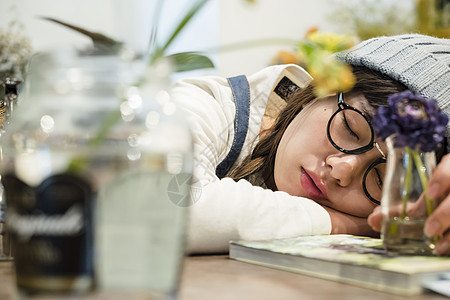 在花店的女子休息图片