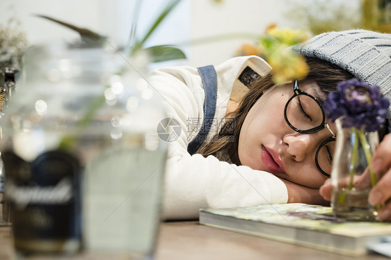 在花店的女子休息图片