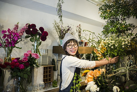 在花店打工的女孩图片