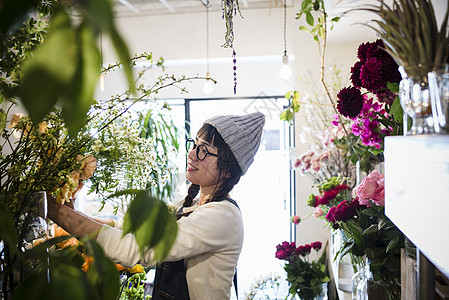 插花艺术打理花店的女子背景