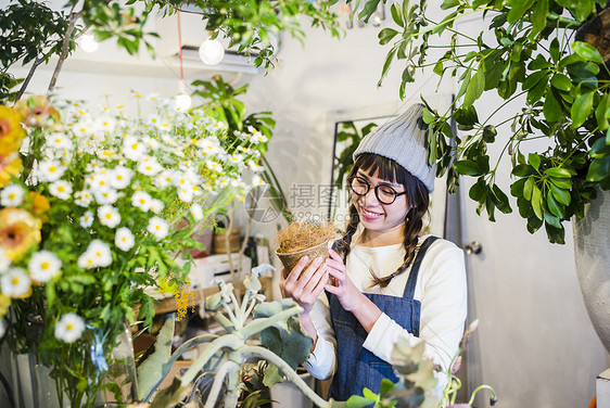 一个在花店打工的女子图片