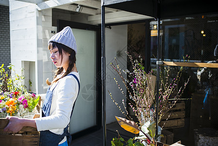 打理花店的女人图片