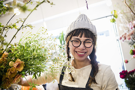 女人在花店打工图片