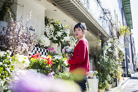 女人在花店买花图片