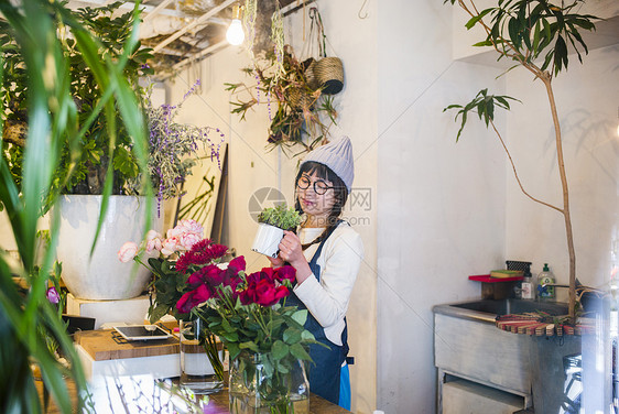 拿花的女性员工图片