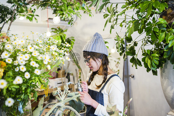  花店的女性员工图片