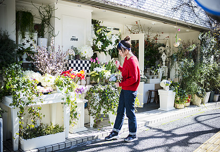 逛花店的女性图片