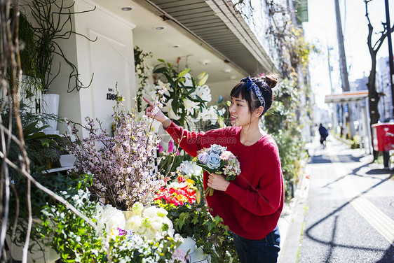  逛花店的女性图片