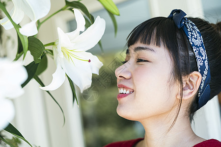  闻花香的女性图片