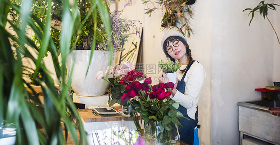  花店的女性员工图片