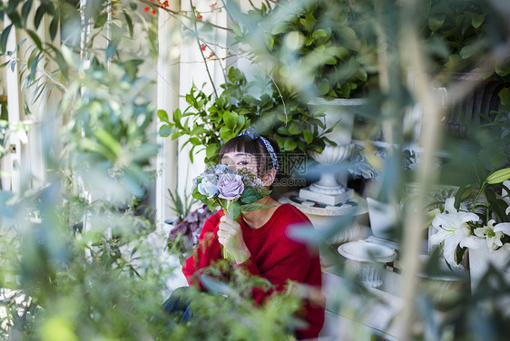  拿着一束花的女性图片