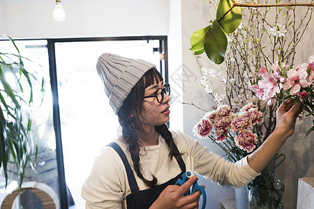  花店的女性员工图片