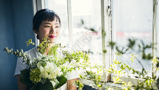 抱着鲜花的美女图片