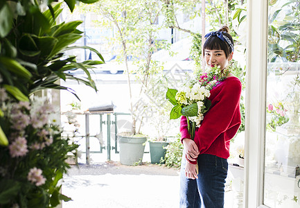 抱着鲜花美女背景