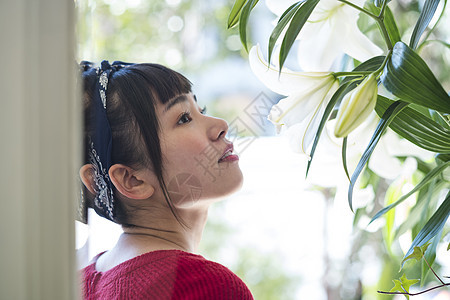 鲜花绿植和年轻女孩图片