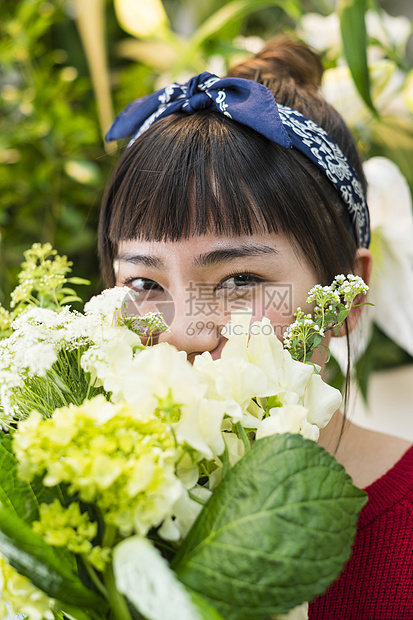 女人手捧花束图片