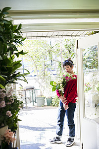 花店外的女人手捧花束图片