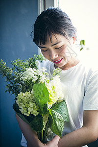 手拿鲜花的女性图片